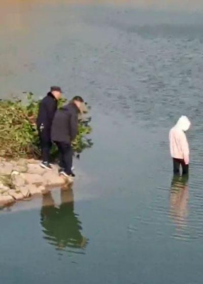 最新溺水事件女孩，小巷奇遇小店的惊魂记